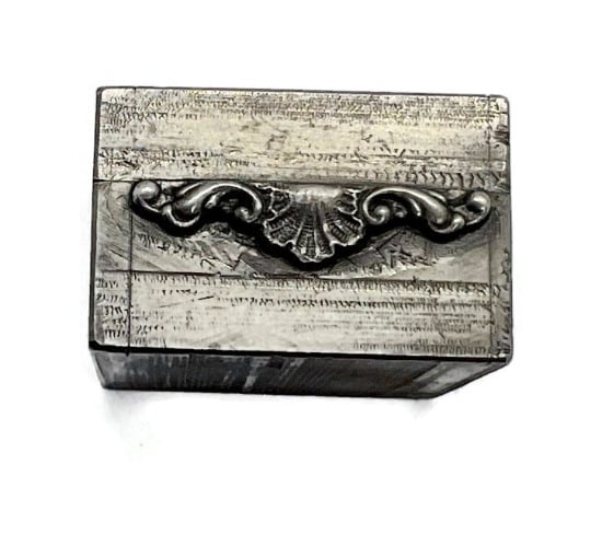 Picture of Impression Die Baroque Ribbon Detail